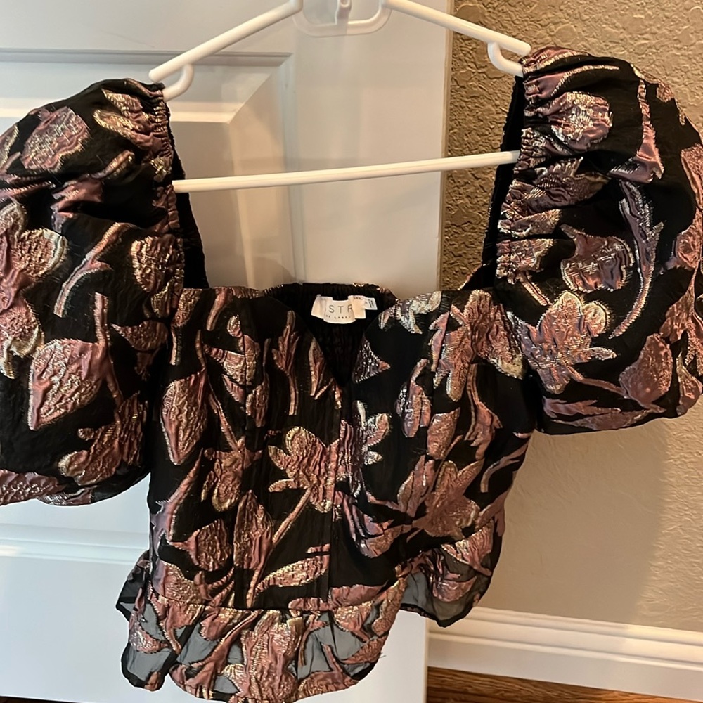 Like new! ASTR puff sleeve cropped top with gorgeous Brocade design